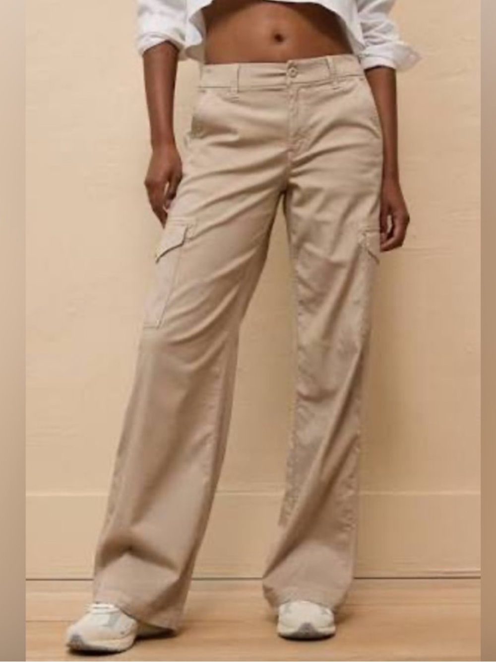American Eagle Outfitters Mid-Rise Wide-Leg Baggy Cargo Pants in Tan